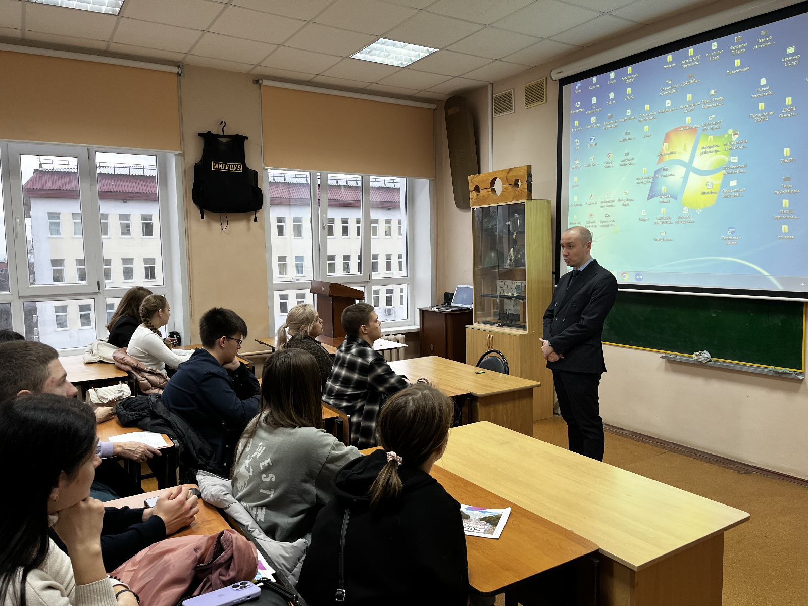 08 ноября 2025 г. заведующий кафедрой Правоохранительная деятельность Свечников Н.И. и доцент кафедры Правоохранительная деятельность Битюцкий Е.В. приняли участие в профориентационных мероприятиях Университетские субботы, в ходе которых обсуждалась тема Профессия юриста в контексте правоохранительной деятельности с учащимися 11 классов и их родителями, а также была презентована специальность Правоохранительная деятельность